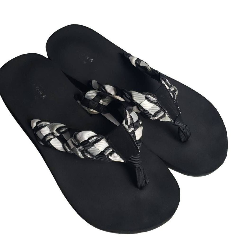 Arizona White and Black Sandals/Flip Flops